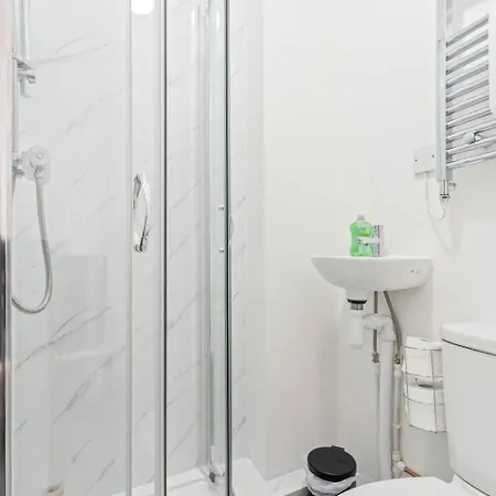 #4 - Location - Private Ensuite, Smart Tv, Fast Wifi By Yoko Guest house *