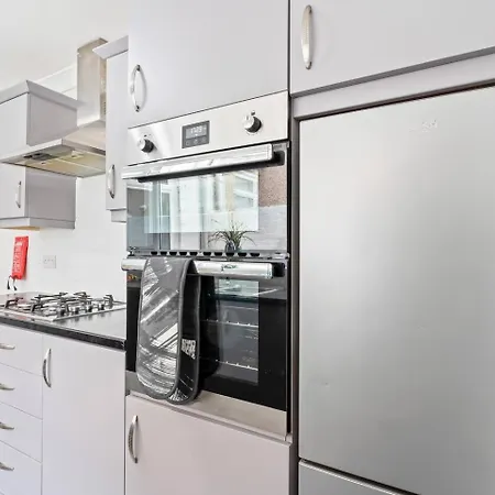 #4 - Location - Private Ensuite, Smart Tv, Fast Wifi By Yoko Guest house *